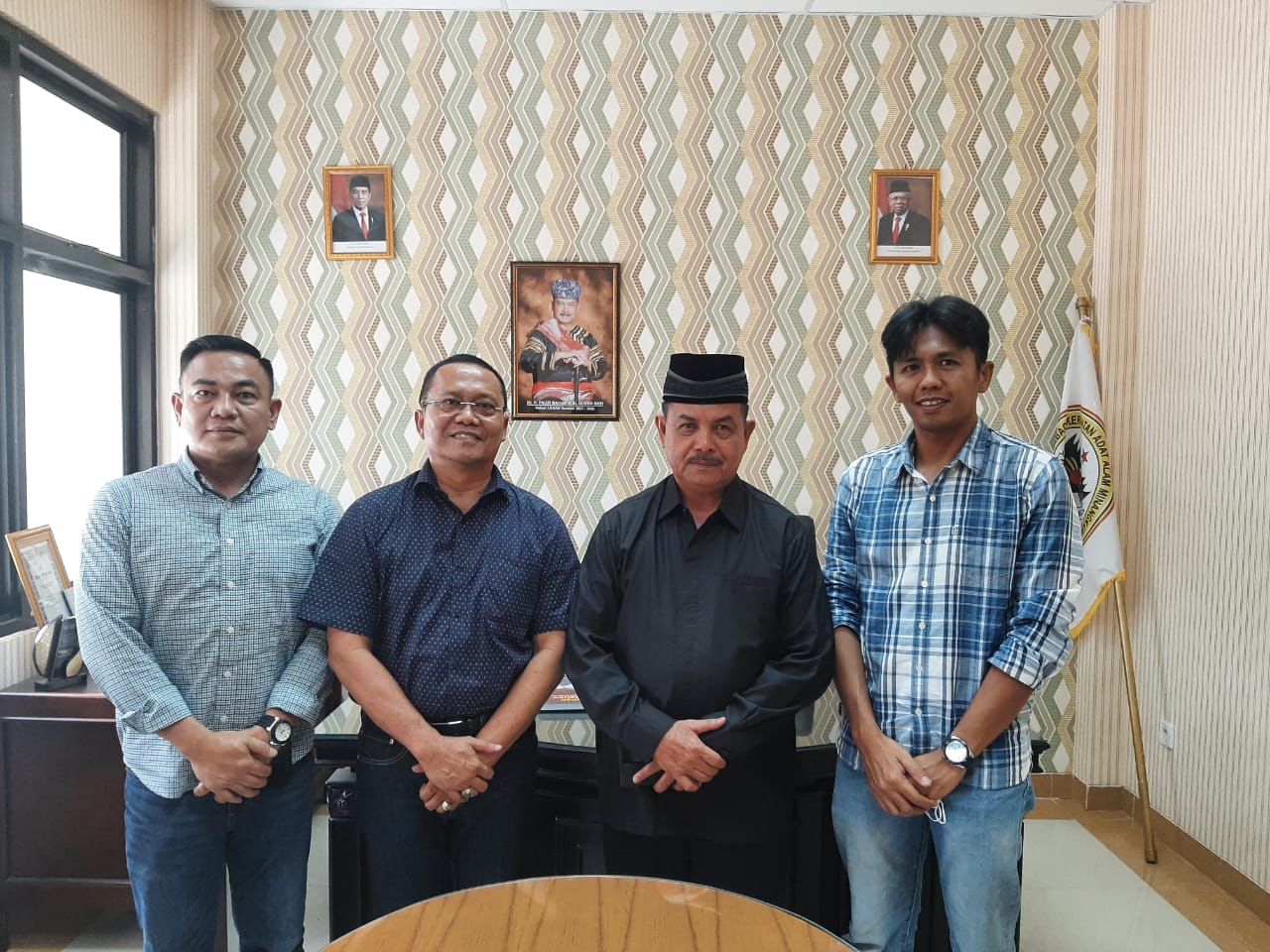 Perwakilan Polda Sumbar bersilaturahmi dengan Ketua LKAAM Sumbar, Fauzi Bahar Datuk Nan Sati. (Foto: Dok. Istimewa)