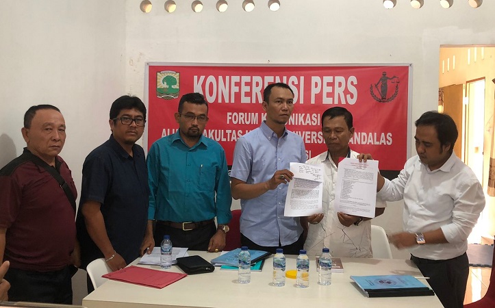 Jumpa pers pelaporan dugaan penggelapan dana Koperbam Teluk Bayur di Padang, Selasa (9/8/2022). (Foto: Halbert/Halonusa.com)