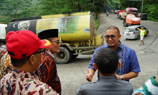Anggota DPR RI, Andre Rosiade meninjau kondisi jalan Sitinjau Lauik. (Foto: Dok. Istimewa/ Tim AR)