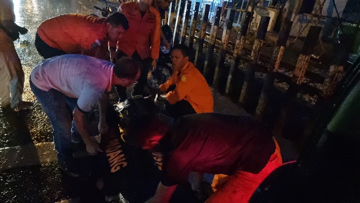 Petugas kepolisian dan SAR Padang mengevakuasi jasad pekerja rel yang tewas usai tertabrak kereta api. (Foto: Dok.  Istimewa/Basarnas)