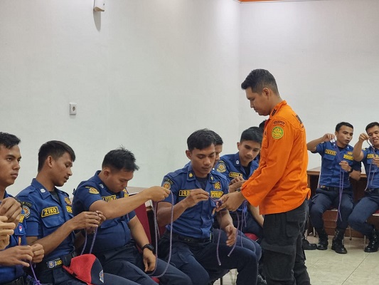 Petugas Basarnas melatih anggota Pemadam Kebakaran hadapi kecelakaan atau bencana di area ketinggian. (Foto: Dok. Istimewa/Kantor SAR Padang)