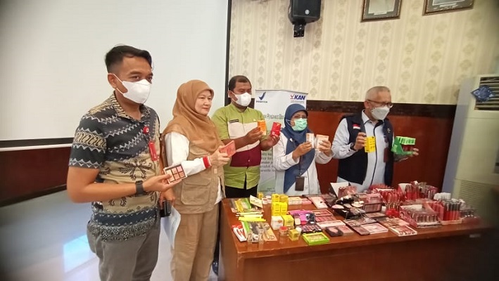Petugas gabungan BPOM Padang menyita sejumlah produk kosmetik ilegal dari razia beberapa waktu lalu. (Foto: Dok. Muhammad Aidil)