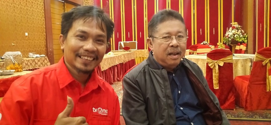Dari kiri ke kanan: Jurnalis TV One, Andri Syaputra dan Pemimpin Redaksi TV One, Karni Ilyas. (Foto: Dok. Pribadi)