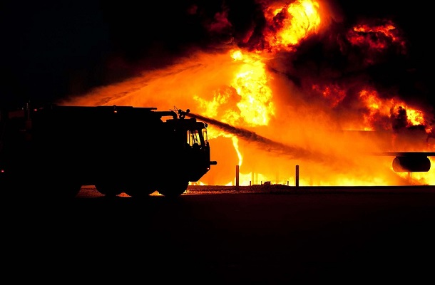 Petugas memadamkan api yang membara di lokasi kebakaran. (Foto: Dok. Istimewa)