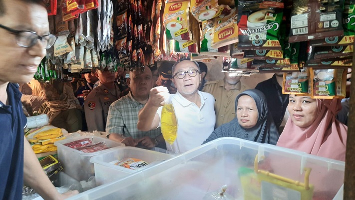Menteri Perdagangan (Mendag), Zulkifli Hasan (Zulhas) meninjau harga bahan pokok di Pasar Raya Padang. (Foto: Dok. Istimewa)