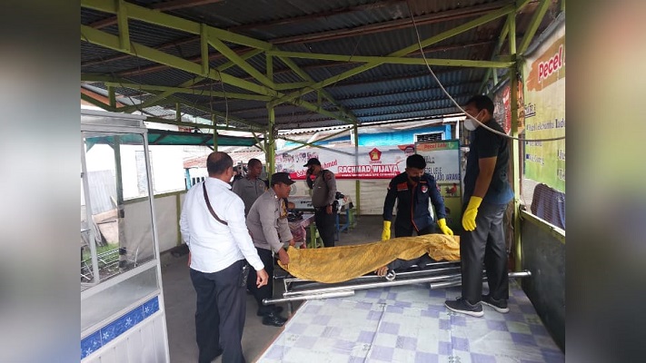 Evakuasi jasad Asril Mansur, 59 tahun, yang ditemukan meninggal di sebuah warung pada Senin (15/8/2022) pagi. (Foto: Dok. Istimwa/Polsek Padang Selatan)