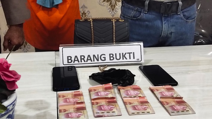Barang bukti (BB) berupa uang yang diduga merupakan hasil pemerasan yang diduga dilakukan seorang mahasiswi di Kabupaten Pasaman. (Foto: Dok. Istimewa)