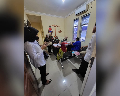 Penyerahan berkas perkara pelaku rudapaksa anak bawah umur di Padang. (Foto: Dok. Istimewa)