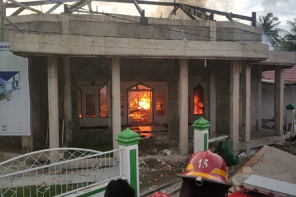 Kebakaran Masjid Darul Muhajirin pada Selasa (6/9/2022) sore. (Foto: Istimewa/Dok. Dinas Damkar Padang)