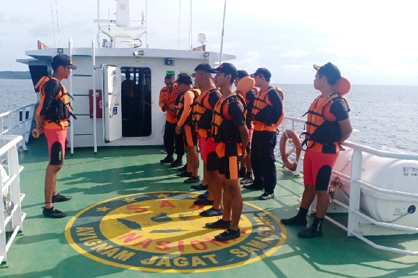 Petugas dari Kantor SAR Mentawai dan insan kebencanaan dikerahkan mengevakuasi nelayan yang terdampar di perairan Mentawai karena insiden kapal mati mesin. (Foto: Istimewa/Dok. Basarnas)