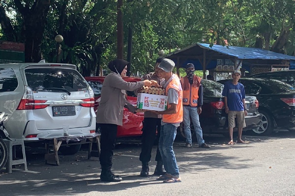 Kasi Humas Polresta Padang, Ipda Yanti Delfina menyerahkan bantuan kemanusiaan Polri. (Foto: Istimewa/Dok. Humas Polresta Padang)