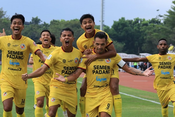 Sejumlah pemain Semen Padang FC merayakan gol di menit awal pertandingan saat melawan Sriwijaya FC. (Foto: Istimewa/Dok. Media Officer SPFC)