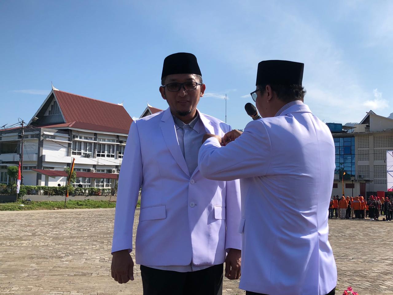 Ketua PMI Kota Padang menyematkan Satya Lencana Pratama kepada Wali Kota Padang