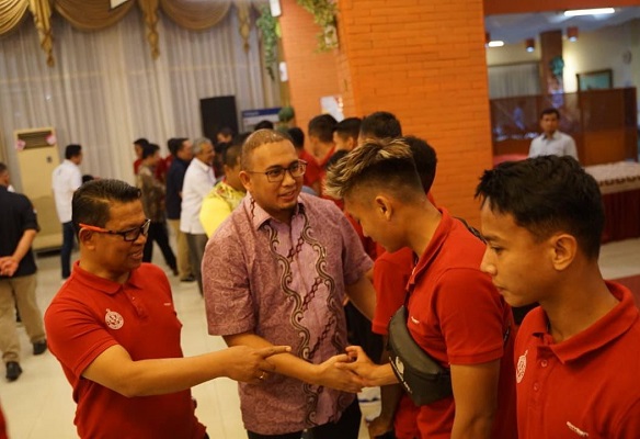 Pelatih Kepala Semen Padang FC, Delfiadri (kiri) memperkenalkan pemain asuhannya kepada Penasihat Tim Semen Padang FC, Andre Rosiade. (Foto: Istimewa/Dok. Tim AR)