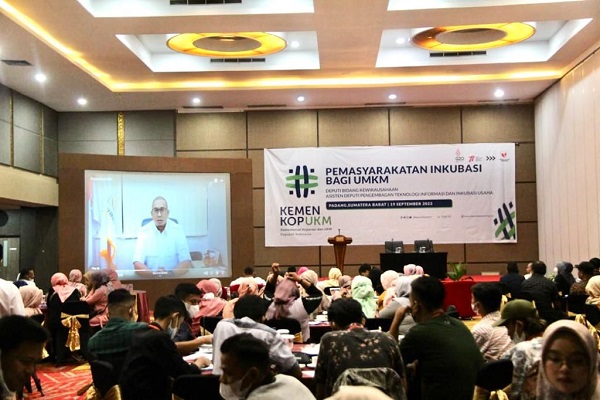 Anggota Komisi VI DPR RI, Andre Rosiade membuka pelatihan 'Pemasyarakatan Inkubasi bagi UMKM” yang dilaksanakan Deputi Bidang Kewirausahaan Asisten Deputi Pengembangan Teknologi Informasi dan Inkubasi Usaha Kemenkop UKM di Kota Padang. (Foto: Istimewa)