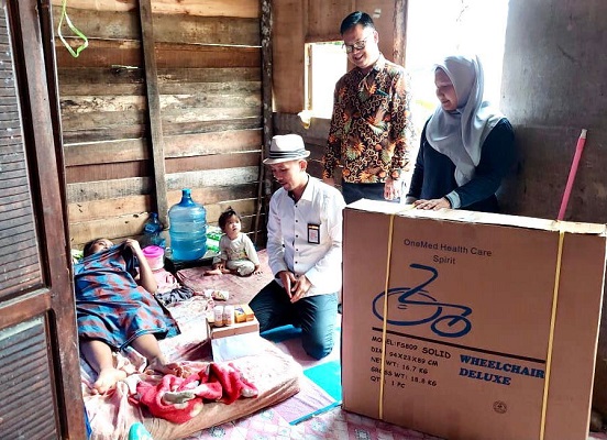 'Sahabat Andre' Kabupaten Dharmasraya menyerahkan kursi roda dan uang tunai kepada Sesra Dewita di Koto Besar, Kabupaten Dharmasraya, Kamis (1/9/2022). (Foto: Istimewa/Dok. Tim AR)