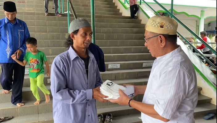 Saalh satu jamaah Masjid Taqwa Muaro Sijunjung menerima paket makanan dalam Program Jumat Berkah DPD Gerindra Sumbar yang digagas Andre Rosiade. (Foto: Istimewa)