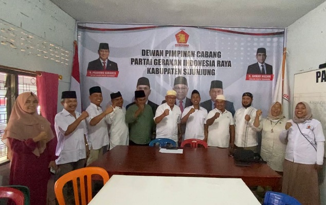 Pernyataan sikap pengurus DPC Partai Gerindra Sijunjung untuk memenangkan Prabowo Subianto sebagai Presiden 2024, Gerindra dalam Pileg dan Andre Rosiade untuk Pilgub Sumbar. (Foto: Istimewa)