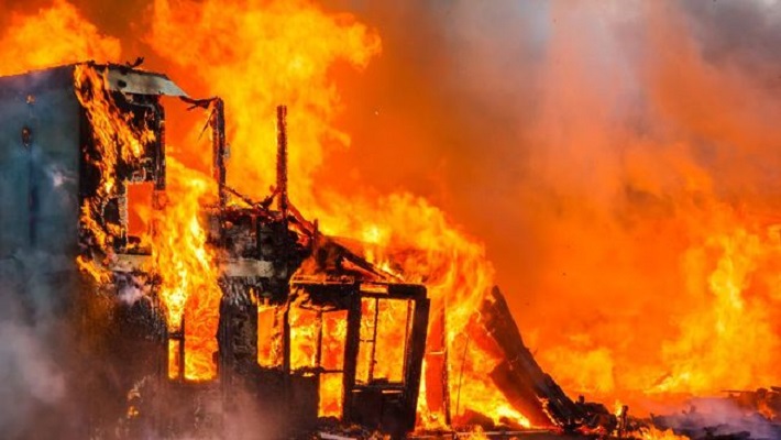 Ilustrasi kebakaran. (Foto: Dok. iStock)|Kebakaran di kawasan Piai Tanah Sirah. (Foto: Dok. Dinas Damkar Padang)