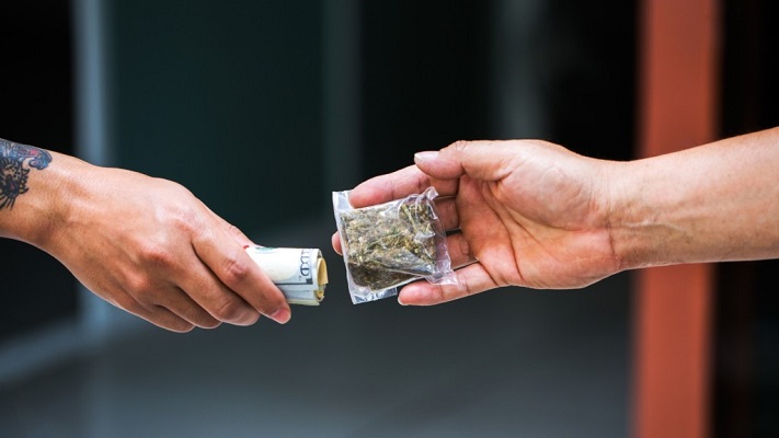Ilustrasi transaksi narkoba. (Foto: Istimewa/Dok. Shutterstock)