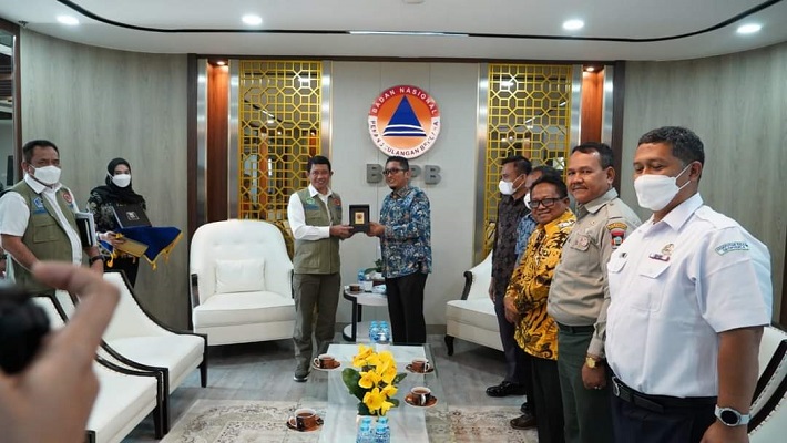 Pertemuan Wali Kota Padang, Hendri Septa dengan Kepala BNPB, Letjen Suharyanto. (Foto: Istimewa/Dok. BPBD Padang)