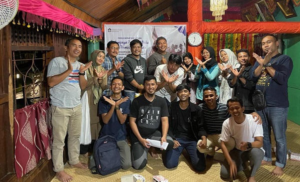 Dosen UIN MY Batusangkar foto bersama dengan Kelompok Sadar Wisata (Pokdarwis), usai kegiatan "Membangkitkan Destinasi Kunjungan dengan Komunikasi Pemasaran", di Kawasan Seribu Rumah Gadang, Kabupaten Solok Selatan. Dampingi Pokdarwis di Solok Selatan, Do