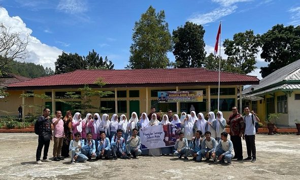 Dosen UIN MY Batusangkar foto bersama dengan siswa dan siswi SMKN 3 Sungai Penuh Jambi, usai kegiatan penabdian Peluang dan Tantangan Industri Media, di Sungai Penuh, Kota Sungai Penuh, Provinsi Jambi. Dosen UIN MY Batusangkar Berikan Materi Terkait Pelua