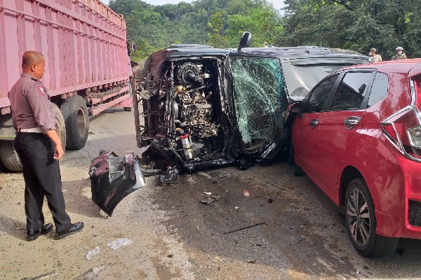 Minibus hancur usai dihantam truk yang gagal menanjak di Sitinjau Lauik. (Foto: Istimewa/Dok. Polsek Lubuk Kilangan) 