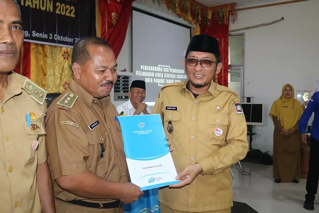 Salah seorang lurah di Padang menerima penghargaan sebagai Kelurahan Cantik