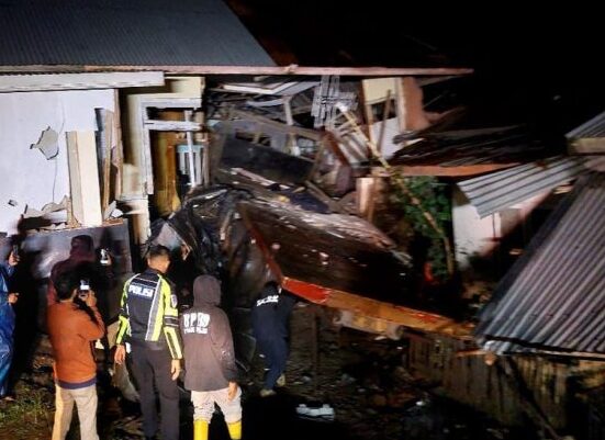Kecelakaan, Truk tabrak tiga unit rumah di Padang Panjang (Foto: Istimewa)
