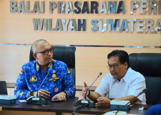 Sekda Kota Padang, Andre Algamar melakukan rapat
