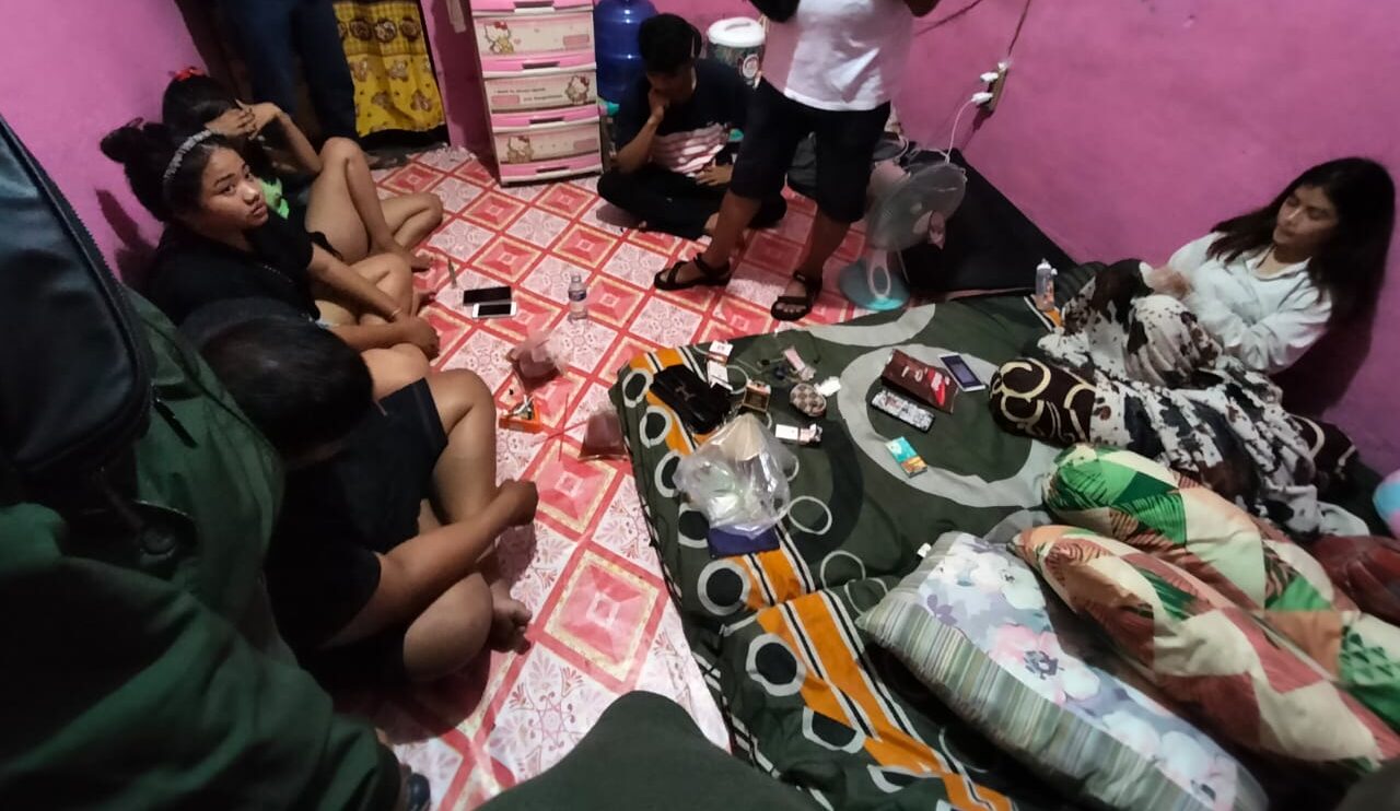 Personel Satpol PP Padang mengamankan 5 orang yang diduga sedang pesta narkoba (Foto: Humas)