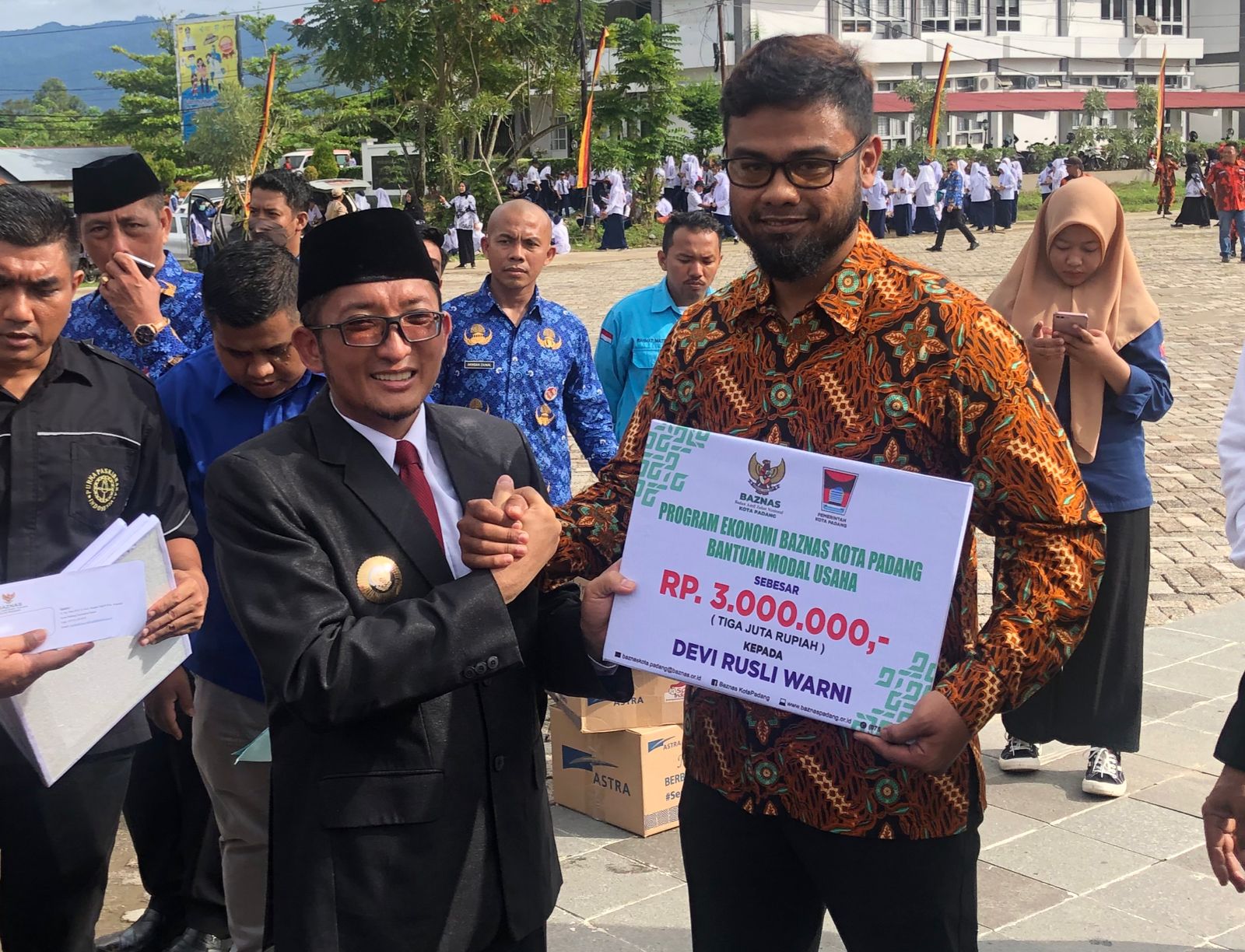 Wali Kota Padang, Hendri Septa memberikan bantaun kepada mantan Napiter (Foto : Halbert caniago)