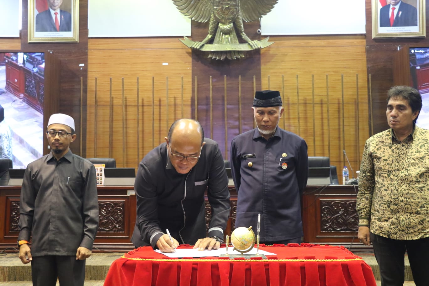 Ketua DPRD Sumatera Barat menandatangani persetujuan Ranperda APBD Sumbar 2023 (Foto : Humas)