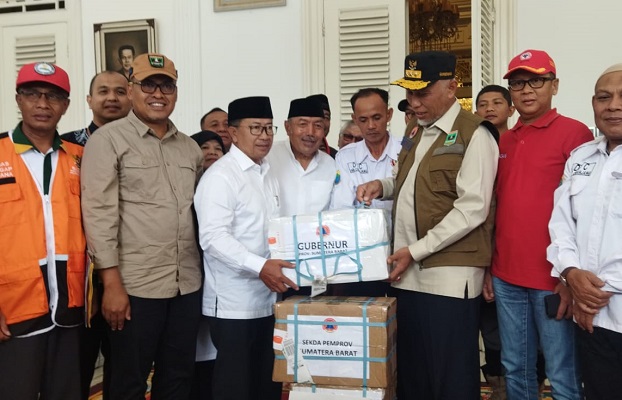 Penyerahan bantuan rendang dari Sumbar untuk korban gempa Cianjur, Jumat 25 November 2022. (Foto: Diskominfo Sumbar)