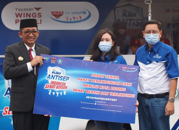 Serah terima paket perlindungan anak menuju kota Padang bersih, sehat dan terlindungi