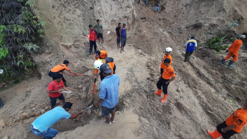 Proses pencarian Korban Longsor di Kabupaten Agam (Foto: BPBD Agam)