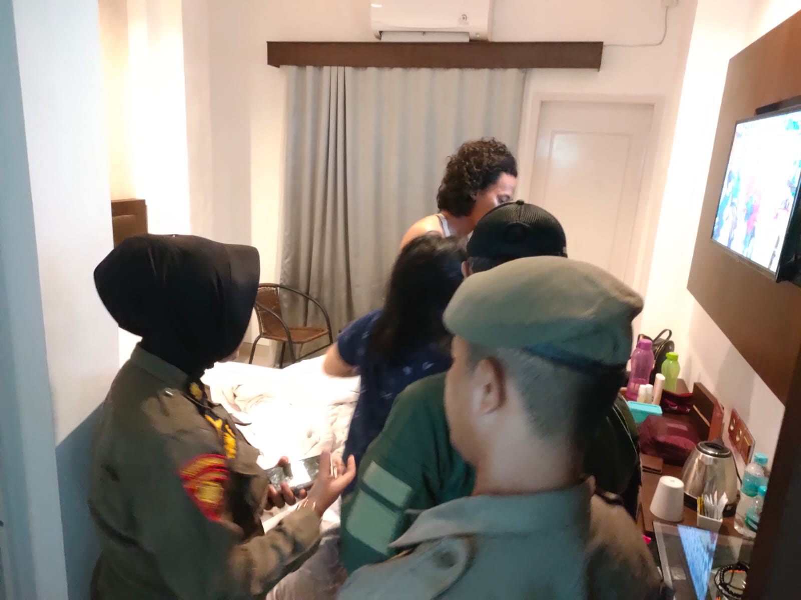 Personel Satpol PP Padang Memeriksa Pasangan Ilegal di salah satu kamar hotel di Kota Padang (Foto: Humas)