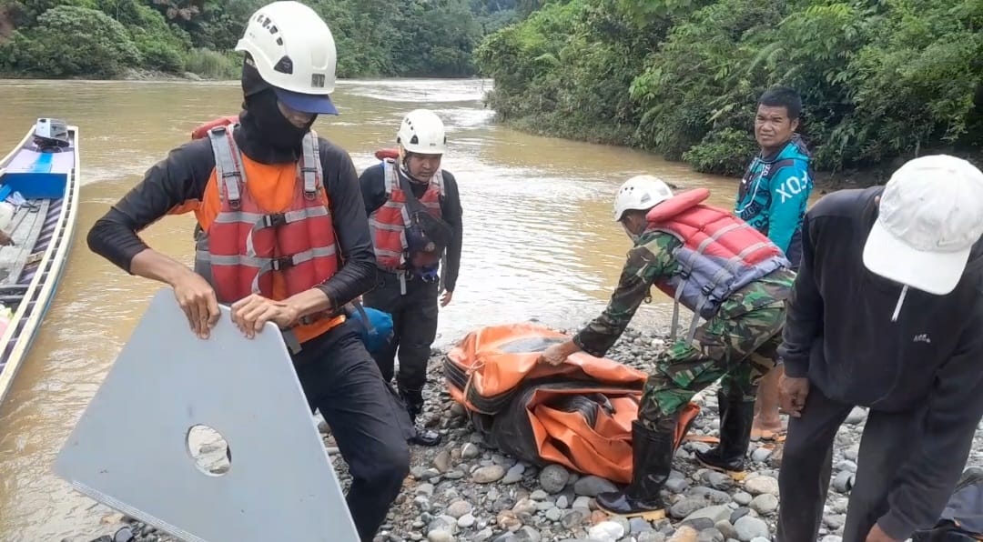 Tim Melakukan Evakuasi korban perahu terbalik di Sungai Batang Hari Solok Selatan (Foto: Basarnas Padang)