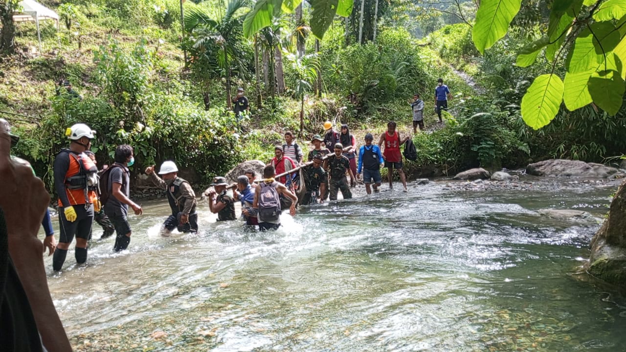 Tim Pencarian mengangkat korban keluar dari lokasi Air Terjun (Foto: Basarnas Padang)