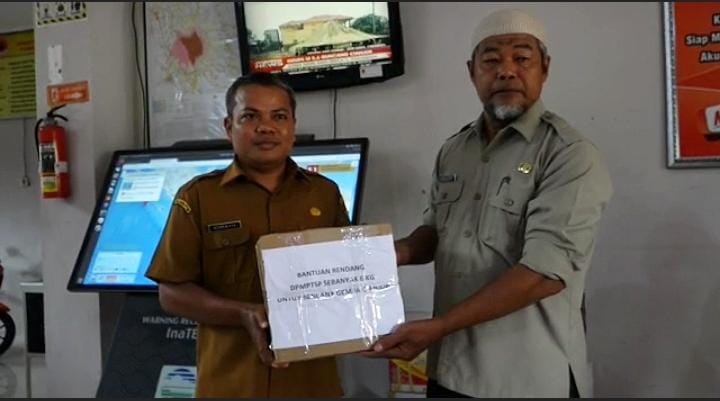 Petugas BPBD Sumatera Barat menerima rendang dari salahs atu instansi di Sumatera Barat (Foto: Endhy/Halonusa.com)