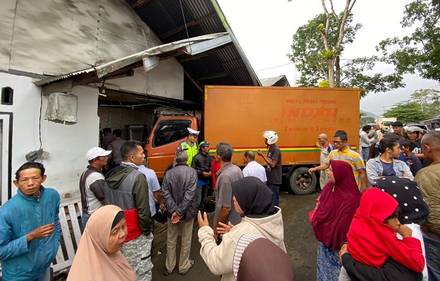 Truk Indah Cargo menabrak rumah warga di Limapuluh Kota, Kamis 24 November 2022. (Foto: IST/Rid)