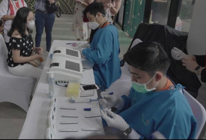Petugas laboratoriun Bio Farma melakukan pengecekan antibody SARS-COV-2 masyarakat dengan menggunakan kit diagnostilk FastBio-RBD. (Foto: Humas)