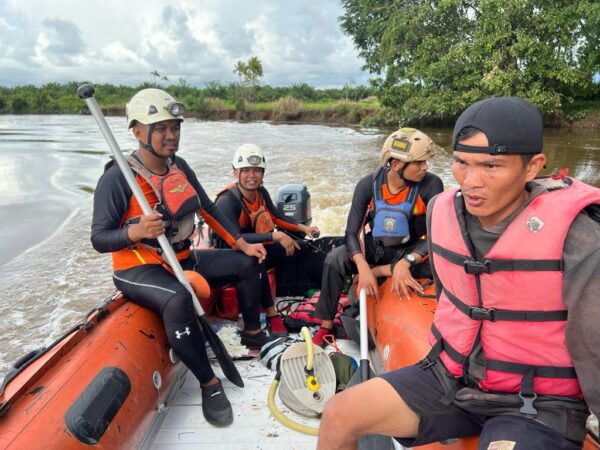 Tim pencarian menelusuri Sungai untuk mencari korban