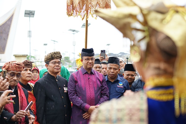 Calon presiden dari partai NasDem, Anies Baswedan, berkunjung ke kantor LKAAM Sumbar di Padang, Minggu (4/12/2022). (Foto: Tim Khusus Anies Baswedan Sumbar)