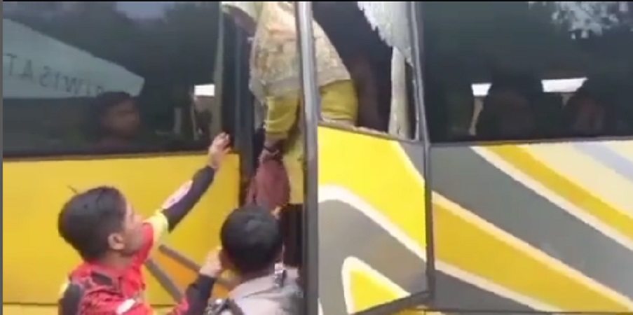 Warga Membantu mengevakuasi penumpang bus (Foto Istimewa)