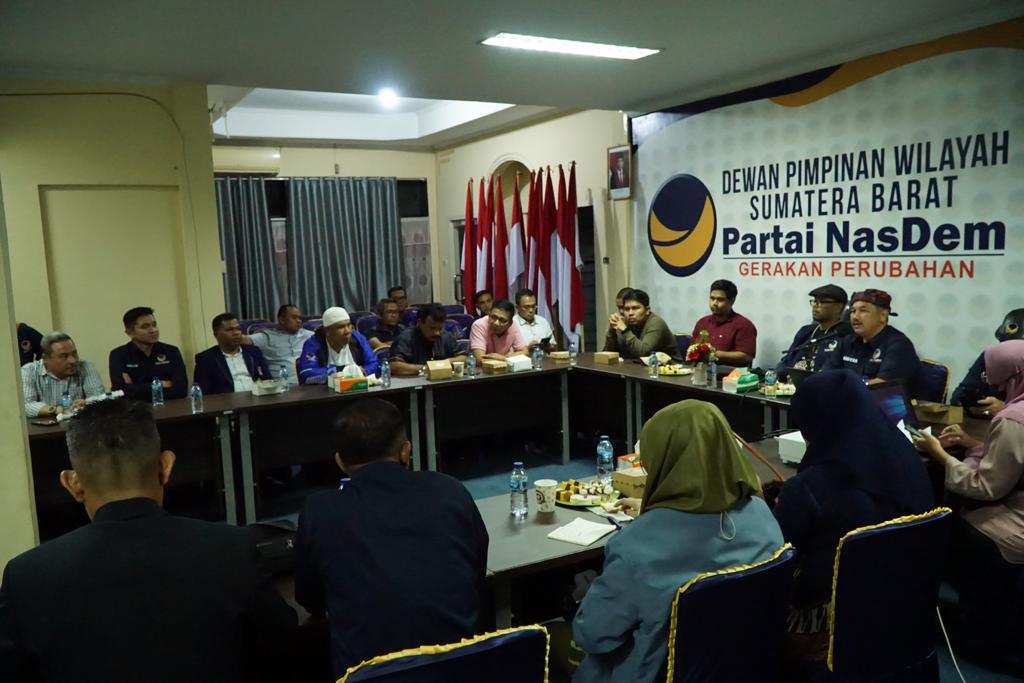 Tim melakukan konferensi pers sebelum kedatangan Anies Baswedan ke Sumatera Barat