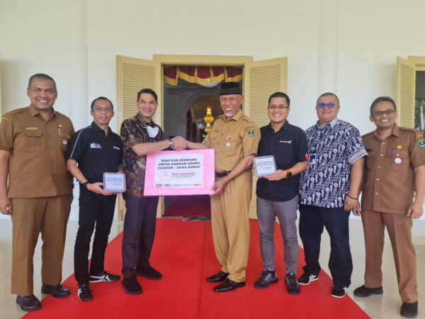 Jajaran manajemen Honda Hayati serahkan bantuan secara simbolis kepada Gubernur Sumatera Barat Mahyeldi Ansharullah untuk korban gempa bumi di Cianjur. (Foto: Halonusa.com)