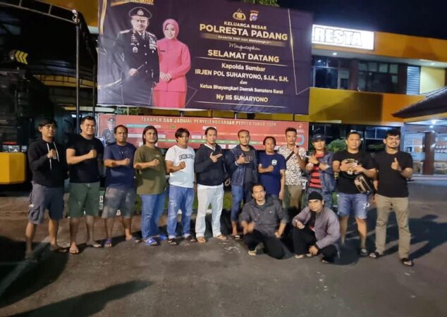 Tim Klewang Satreskrim Polresta Padang mengamankan pelaku penganiayaan |Tersangka dan barang bukti parang yang patah