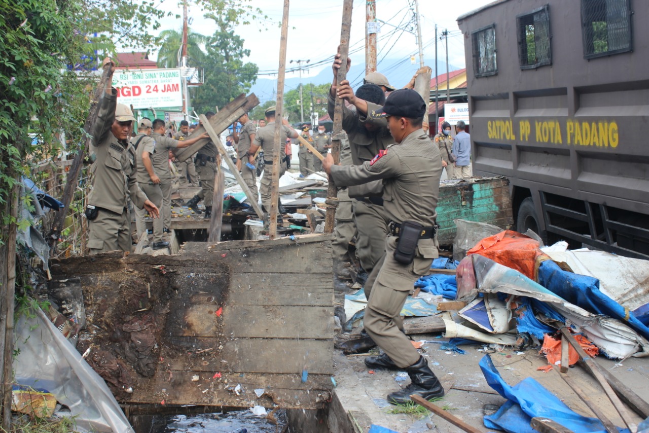 Personel Satpol PP Padang membongkar lapak PKL di daerah Gunung Pangilun (Foto: Humas)